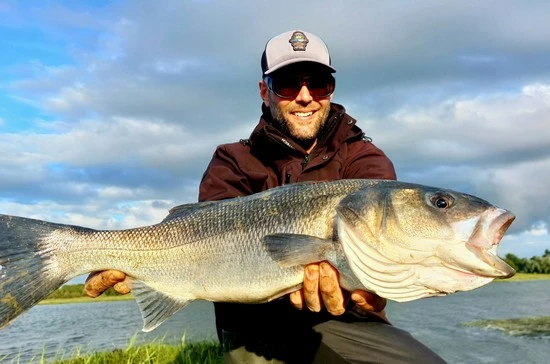 Gavin Lebreton guide de pêche en estuaire à la mouche bar, Morbihan Bretagne